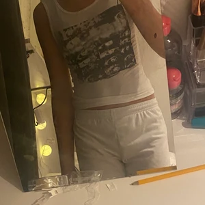 Shein - Ett jätte skönt linne från shein . Den e lös i tyget . I storlek xs men passar nog i S oxå. Köpte för 89kr