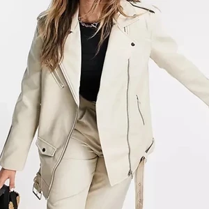 Skinnjacka - Skitsnygg beige skinnjacka som jag tyvärr knappt använt. SÄLJER EN LIKADAN I SVART