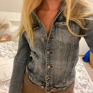 Demin topp - Superfin demin top, lite stor på mig & sitter då inte lika tajt som ja vill ha den