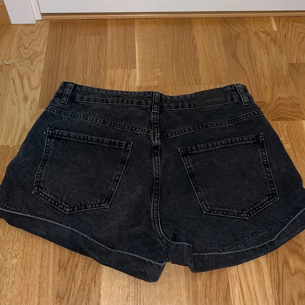 Shorts från Gina tricot i storlek 38 som aldrig är använda, passar 36 också. . Shorts.