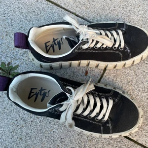 EYTYS  - Trendiga eytys i modellen Odessa!  Helt okej skick, ens skosnöret är trasigt men har fått nya från eytys butiken som självklart ingår! Köparen står för frakten, kan absolut skicka fler bilder om de önskas 💗