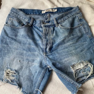 Lågmidjade shorts - Säljer dessa lågmidjade shorts för att dem är för små på mig😇 dem har en liten fläck som såklart går bort