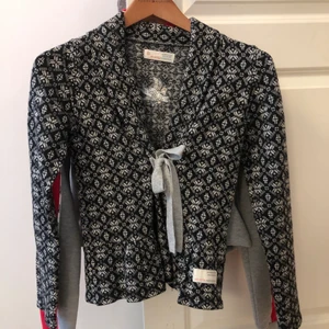 Odd Molly Kofta - Odd Molly kofta som aldrig är använd, vet tyvärr inte vilken storlek men passar mig som har Xs, köpt för 800