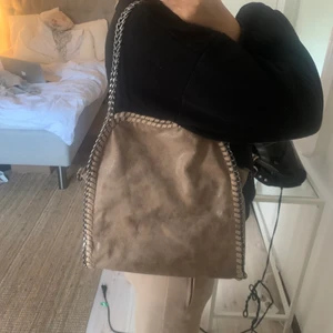 Stella McCartney liknande väska  - Säljer min Stella McCartney liknande väska i mellan modellen! Beige!