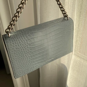 Väska  - Ny ideal of Sweden väska, kommer med band. Aldrig använd.