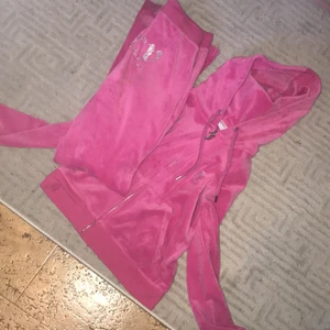 Juicy couture - Säljer mitt juicy sett! För endast 750 kr. Säljer det för att det var ett ganska onödigt köp och har inte kommit till användning