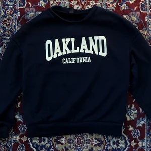 Marinblå sweatshirt - Marinblå sweatshirt med text.  Bra skick men finns tecken på användning  