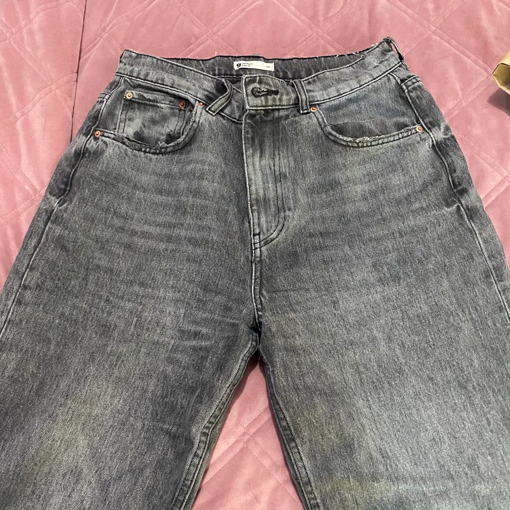 Gråa jeans i strl 40, aldrig använda och säljer pågrund av att de är för stora på mig, orginalpris: 500kr säljer för 350kr.. Jeans & Byxor.