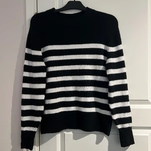 Randig stickad tröja  - Randig stickad tröja från h&m. Använd ett fåtal gånger. Tryck inte på köp direkt. Hör av dig vid frågor eller om du är intresserad!