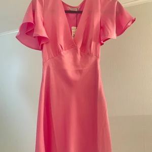 Stradivarius klänning NY - helt ny klänning från stradivarius, stl xs men passar även s💓