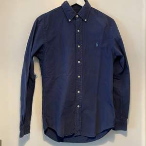 Marinblå skjorta från Polo Ralph Lauren i bra skick. Storlek: S. Passform: Slimfit