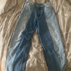 Två färjade jeans - Tvåfärgade jeans från Monki. Använda Max 2 tre gånger. Säljer pågrund av att de inte är min stil. Finns inte längre att köpa, skulle tro att de är köpta för 250 kr. Köpare står för frakt💕