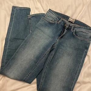 Acne jeans - Tight men stretchig modell, i den perfekta blåa färgen. Storlek W25 L34. Hämtas i Solna eller så står köparen för frakt !