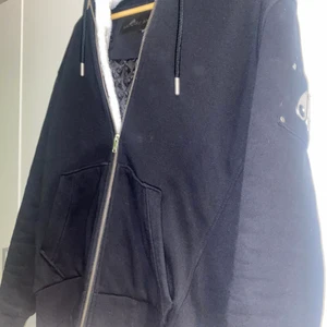 Moose Knuckles vinterjacka  - Supervarm och bekväm. Jätte skön päls. Sitter bra och ser även bra ut. Man kan ta bort den vita pälsen från jackan med knappar