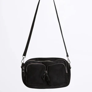 Axelväska - INTRESSEKOLL på denna väska från gina. Osäker om jag ska sälja så säljer endast vid bra bud. OBS! den första bilden är en liknande, bild 2 är den jag säljer