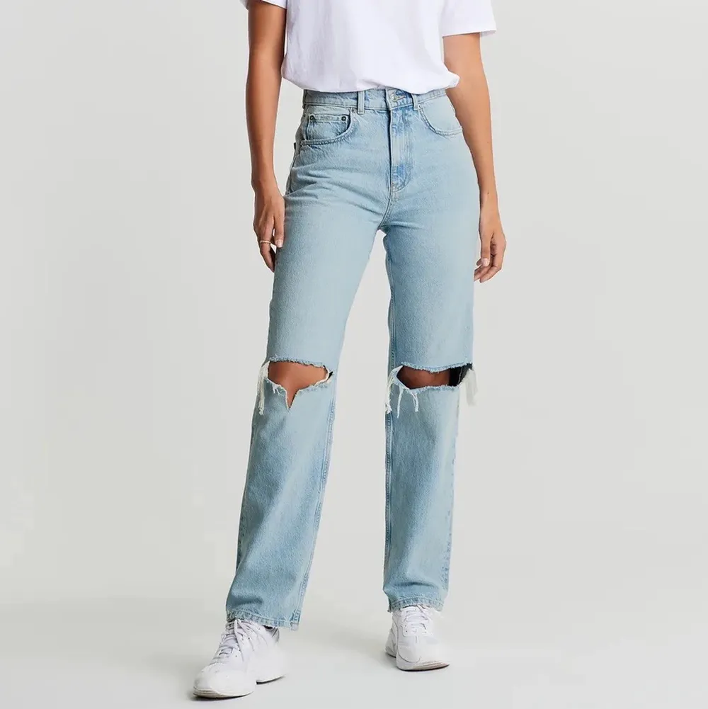 Nya 90s high waist jeans, använda 1 gång så de är i nyskick. Frakt tillkommer! . Jeans & Byxor.