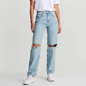 Nya 90s high waist jeans, använda 1 gång så de är i nyskick. Frakt tillkommer! 