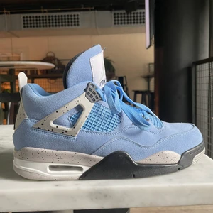 Jordan 4 University Blue (UNC) - Säljer mina självklart ÄKTA Jordan 4 då jag vill köpa ett par andra skor. Billigt pga ingen box/kvitto men går såklart att legitchecka