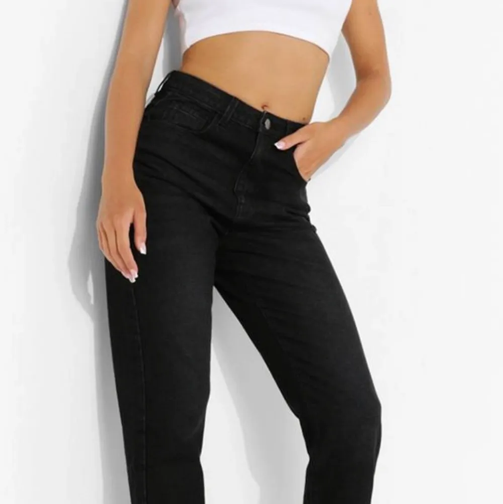 svart jeans från boohoo, aldrig använd. helt nya. säljer pga den passar nt mig. original pris  270kr. köparen står för frakten, det som är köpt är köpt. om ni undrar nåt så är det bara att fråga. priset kan alltid diskutera  . Jeans & Byxor.