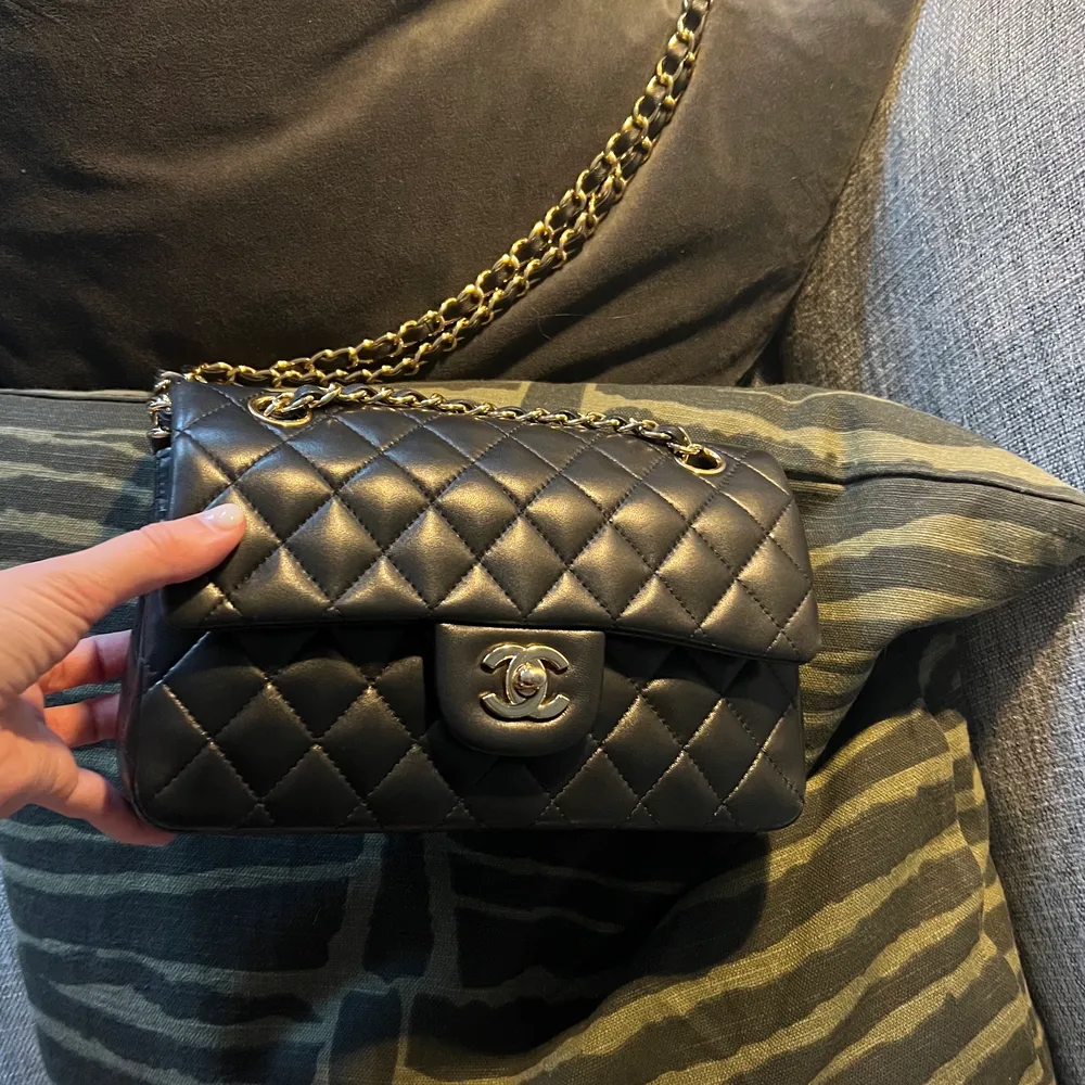 Chanel classic flap i storlek small, 23 cm. Lambskin, äkta läder. GHW. Superfin kopia, min favoritväska!. Väskor.