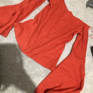 Bikbok - Jätte fin orange tröja med utsvängda armar 