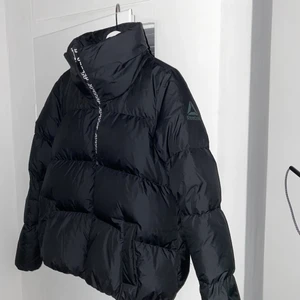 REEBOK vinterjacka strl M - Fodrad, jätteskön vinterjacka från Reebok i storlek M. Den har använts 2 gånger och är därmed i nyskick! Köparen står för frakt 🤍