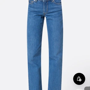  jeans från weekday.  - Oanvända säljer pågrund av att råka beställa två. Storlek 25-30 lågmidjade jättefina skriv för fler bilder och pris kan diskuteras💗 köptes för 550