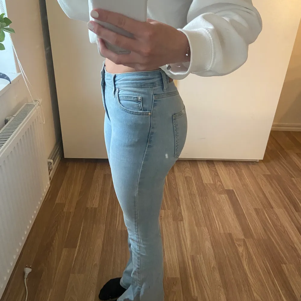 Ett par ljusblåa midwaist bootcut jeans i storlek S från Gina. Använd fåtal gånger💞köparen står för frakten!. Jeans & Byxor.