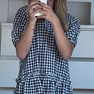 xs - Säljer min fina rutiga kläning från zara i storlek xs. Köparen står för frakt💕💞