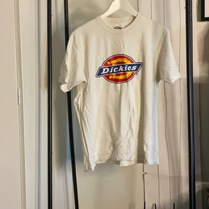 Vit Dickies T-shirt - Härlig T-shirt från Dickies, känns rätt självförklarande iochmed den jättestora loggan över bröstet. 