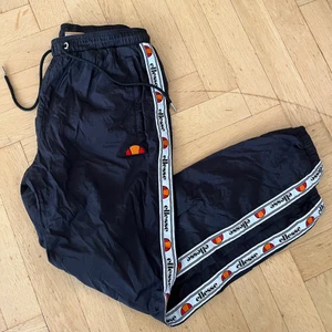 Ellesse Track Pants - Säljer mina svarta track pants från Ellesse, storlek 38! Köpare står för frakten, kan även mötas upp i Jönköping! 