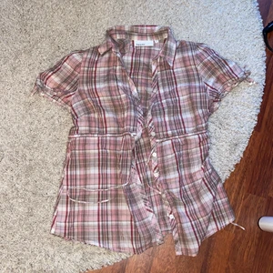 Fin skjorta - Så fin skjorta, storlek 46 så den sitter oversized men går att knyta i midjan💘