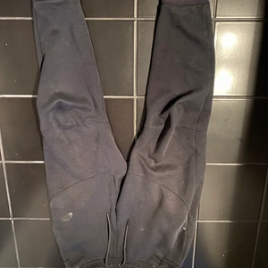Nike tech fleece byxor - Hyfsat bra skick, säljer pga av att jag har växt ut de,nypris 1100 säljer för 200-300kr