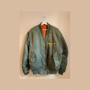 Vintage Green Bomber Jacket - Size: Extra Large Secondhand/Good Condition - no damage, but clearly worn