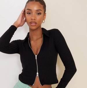 En jättefin nelly tröja med double zip. Säljer den då den inte längre kommer till användning, men är precis som ny!💞