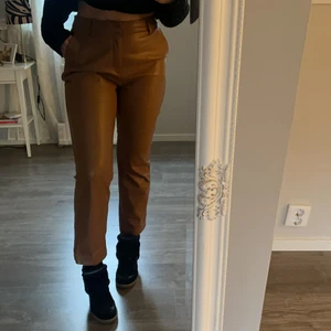 Byxor - Byxor i skinnimitation från Gina Tricot, använda fåtal gånger säljer då dem inte kommer till användning längre✨ frakt tillkommer