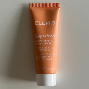 Elemis glow priming moisturiser  - Säljer en moisturiser me ett fint glow🤍💞Den är helt oöppnad (se bild 2) och aldrig använd😊Jättefin både under men också utan smink🤍20ml  Orginalpris: 230kr, säljer för 85, pris kan diskuteras🤍