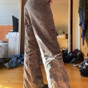 Cargo byxor  - Skitsnygga cargo byxor från Urban Outfitters som inte kommer till användning längre💕  Midja: 36cm Innerben: 78cm