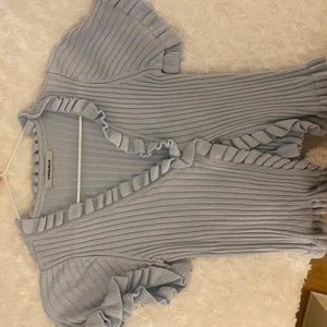 chiquelle topp - blå chiquelle top men 2 knappar