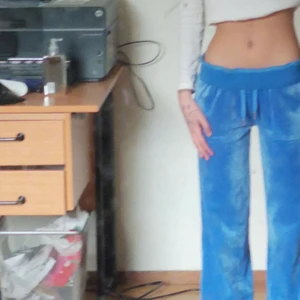 Juicy couture  - Säljer pga jag är trött på färgen och de inte är min stil längre. Men dem är väldigt finna och passar mig som är 155cm lång