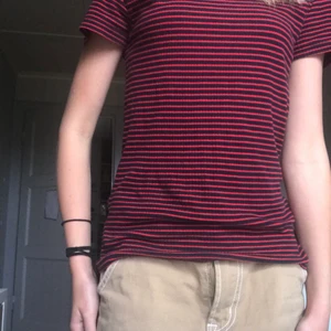 Super snygg svart vit t-shirt - Denna super fina svart röda tröjan säljer jag just för att det inte har kommit till användning så mycket. Använd ett par gånger. Kontakta mig för fler bilder!💕