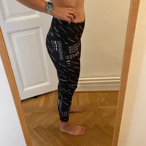 Reebok tights  - Snygga träninhstights från Reebok i stl.M. Använda 1gång, fint skick. 