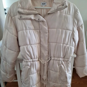 Jacka bubbelroom  - Jätte fin beige jacka från bubbelroom.  Stoelek 36