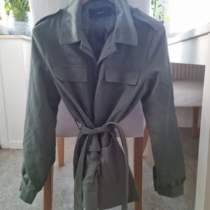 Jacka  - Grön jacka .storlek 38