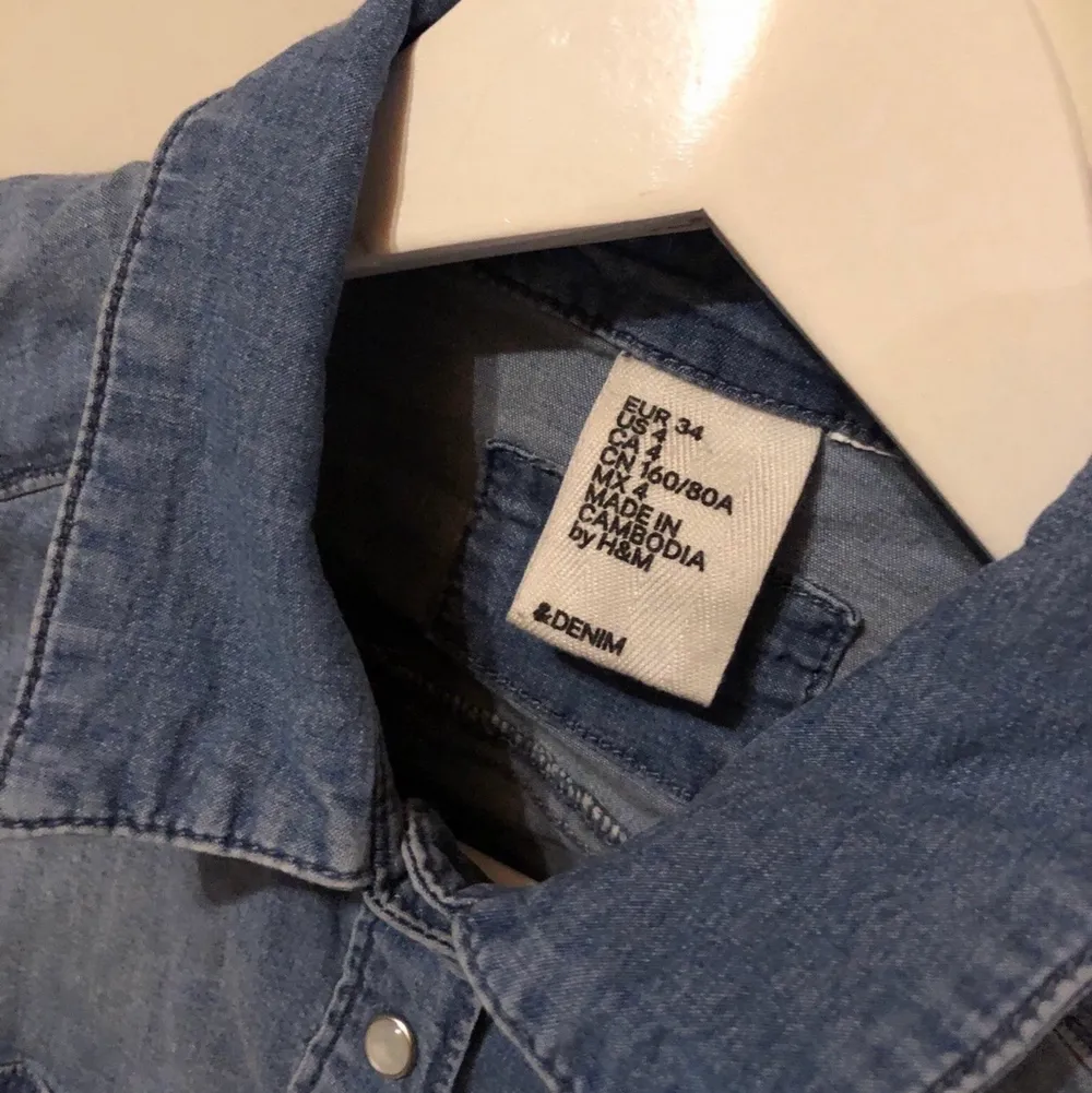 Jeansskjorta i storlek 34. Från H&M. Knappt använd så i bra skick,lite skrynklig endast. Frakt på 69kr tillkommer, betalning sker via Swish.. Skjortor.