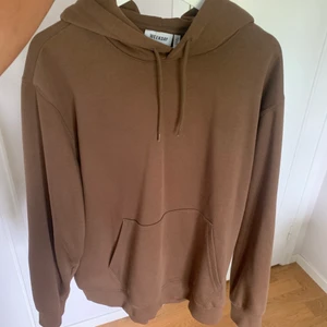 Weekday Hoodie - Weekday Hoodie som jag använt max 2 gånger som därför är i nyskick. Tröjan är i storlek L men sitter som en större Medium skulle jag säga. Kan såklart postas