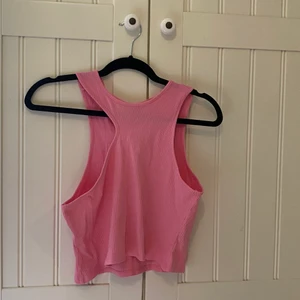 Asymmetrisk topp - Fin asymmetrisk ribbad topp💗. Endast använd en gång så den är som ny!  Andra bilden är lånad. Skriv vid fler bilder eller intresse!  Köpare står för frakt