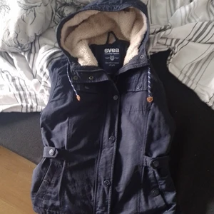 jacka Svea  - Höst vår jacka ifrån Svea bra skick och fodrad inuti så den passar bra som både vinterjacka höstjacka och vårjacka men mest som höstjacka och vårjacka då Det kan bli lite kallt här i Sverige på vintern som vi alla vet jag har använt den sparsamt