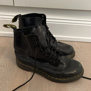 Dr.Martens svarta 36 - Dr.Martens svarta storlek 36.  Väl använda och kan behöva lite kärlek. 