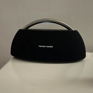 Harman kardon högtalare - Använd 2 gånger då jag fick en ny i present  Funkar jätte bra inget fel eller något, köpt för 2000kr och säljer för 500kr för vill ha snabb affär.